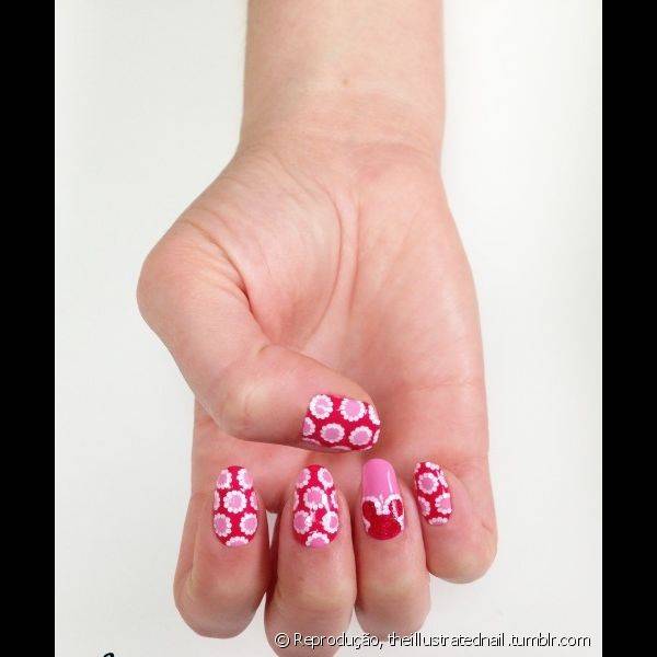 Os desenhos feitos com esmalte rosa ajudam a suavizar o vermelho e deixam toda a nail art mais leve